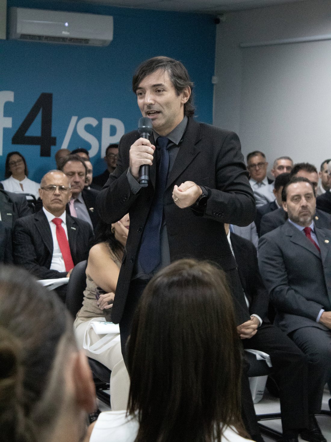 Cris Parente em palestra, palco do setor