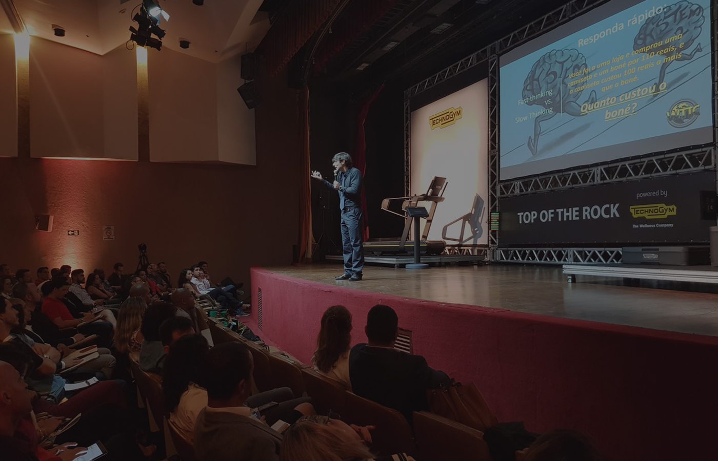 Auditório lotado em congresso do setor, com Cris Parente no palco